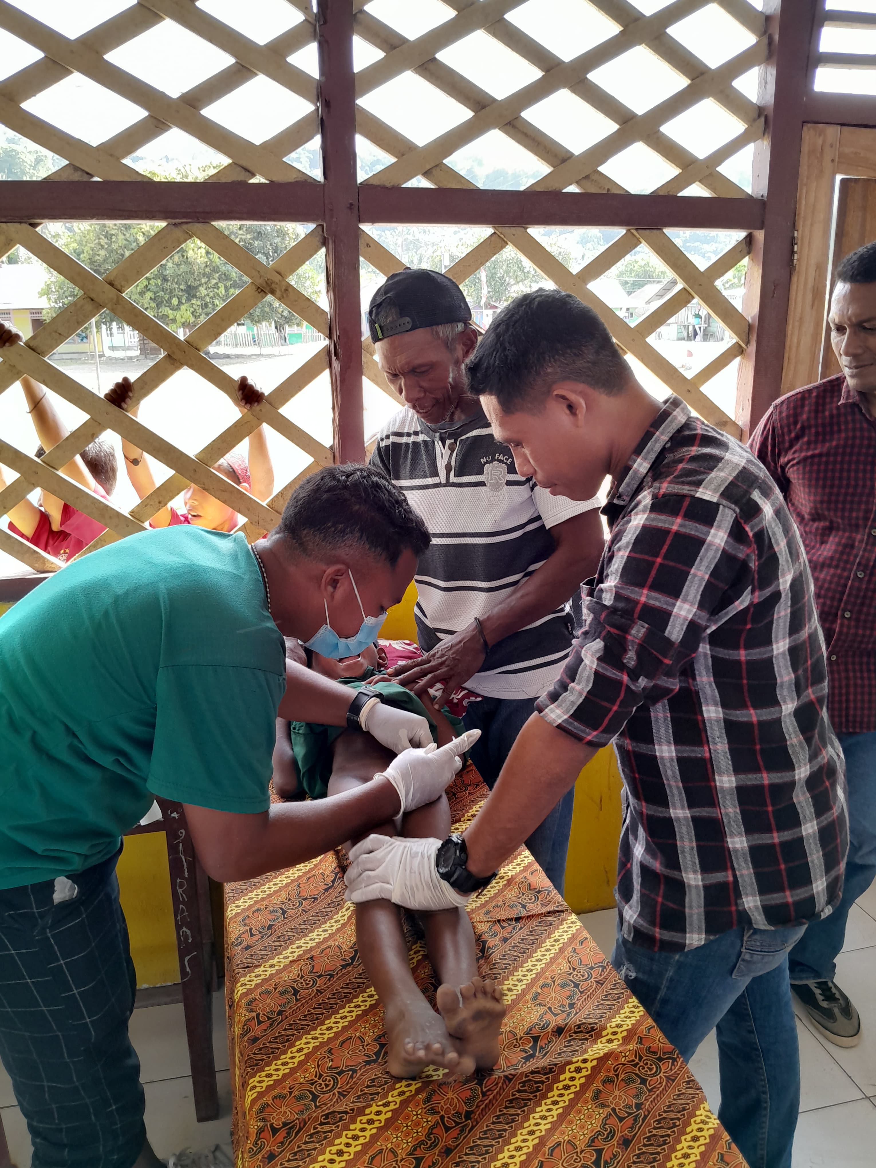 Pemerintah Desa Hatawano Gelar Kegiatan Sunatan Massal Bekerja Sama dengan Puskesmas Waplau